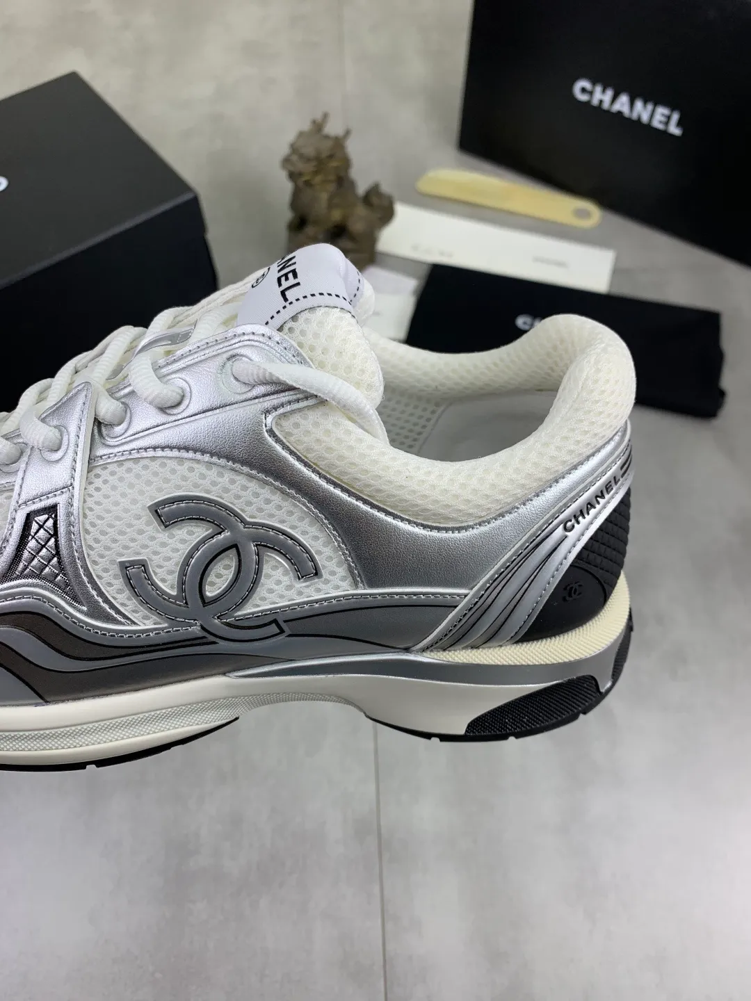 Men's Men's Shoes P620 New Chanel Chanel 25K Silver Horn Golden Horn King Casual Sports Shoes Original purchase and development Made by Xiaoxiang C Home Another super popular item in the counter, loved by Internet celebrity bloggers and ladies, various praises on social platforms, super popular, textured, breathable and super spring and summer. Seeing this issue always arouses the inner desire of fashion among girls. The latest suede material, classic black and white color, full of fashionable feeling on the feet. Easy to take care of, exquisite packaging at the delivery counter🛍📦 ▪️Fabrics: Original customized imported cowhide + mesh ▪️Inner lining: Customized imported breathable mesh ▪️Sole: Original molded rubber foam material ▪️Sole thickness: 4.5CM ▪️Size: 38-44